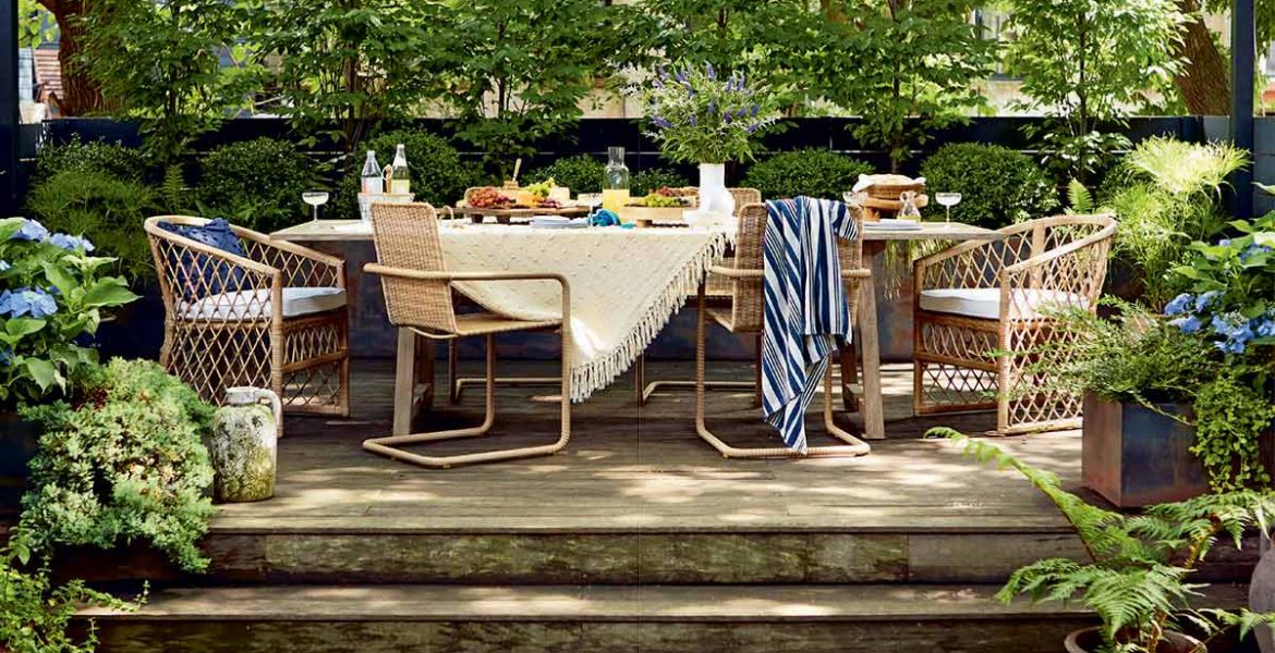 outdoor dining in the summer