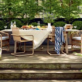 outdoor dining in the summer