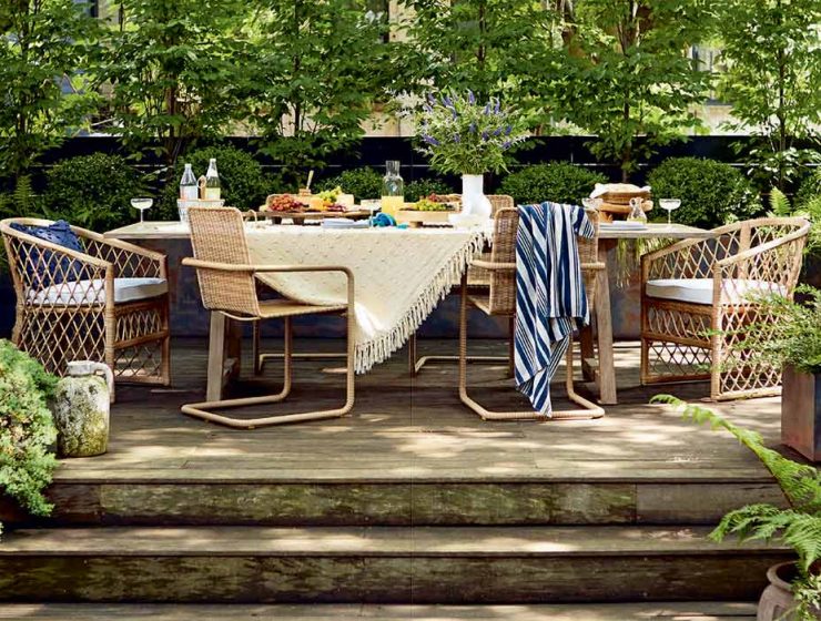 outdoor dining in the summer