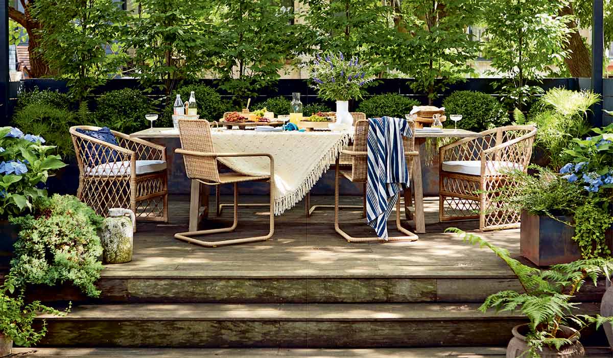 outdoor dining in the summer