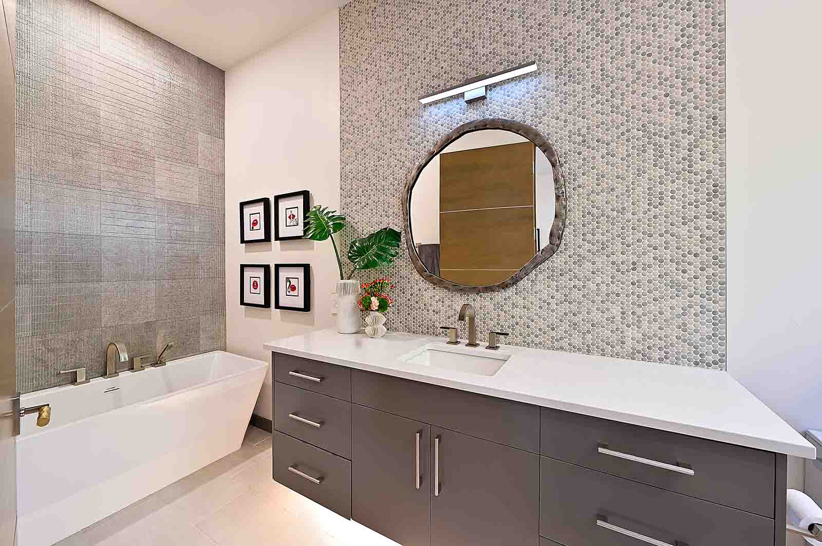 bathroom with tub
